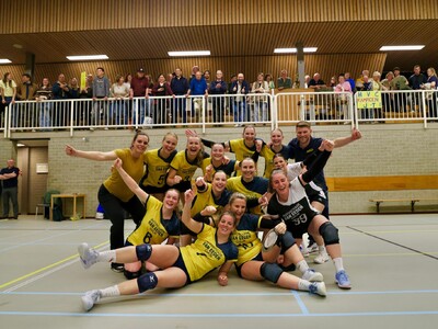 Dames 1 kampioen in de 2e divisie!